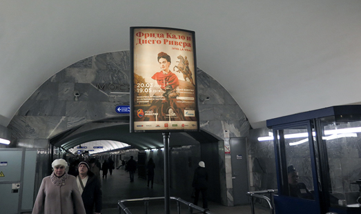 Реклама на лайтбоксах (767×1217 мм) у эскалаторов